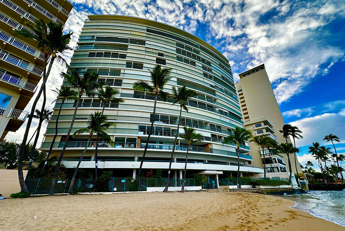 Sans Souci Waikiki beachfront location near Kaimana Beach